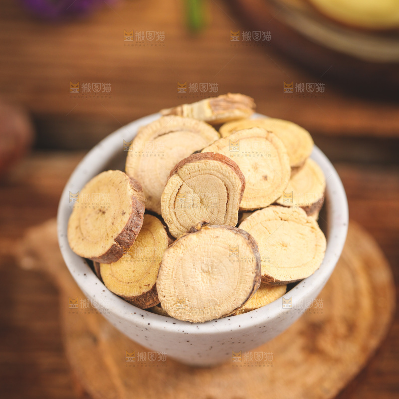 杯子里放着甘草片