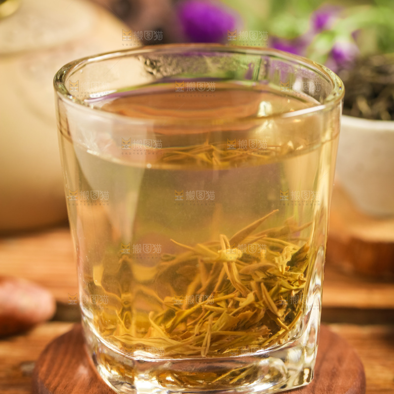 木底上放着上一杯毛尖茶