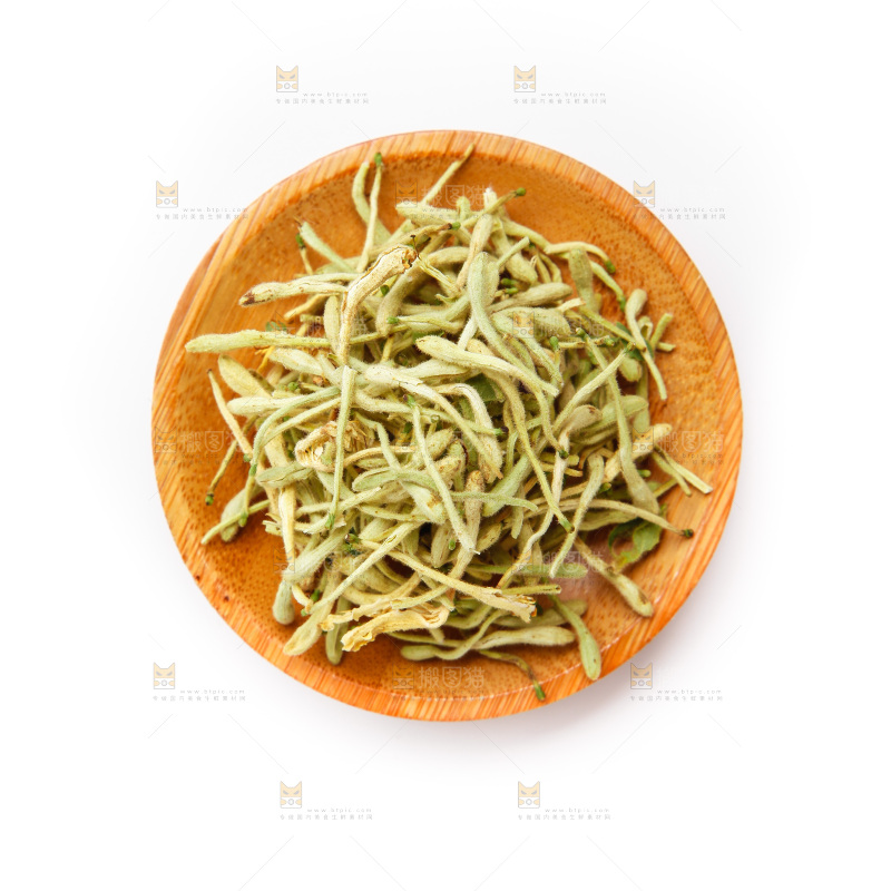 碟子里装着金银花茶