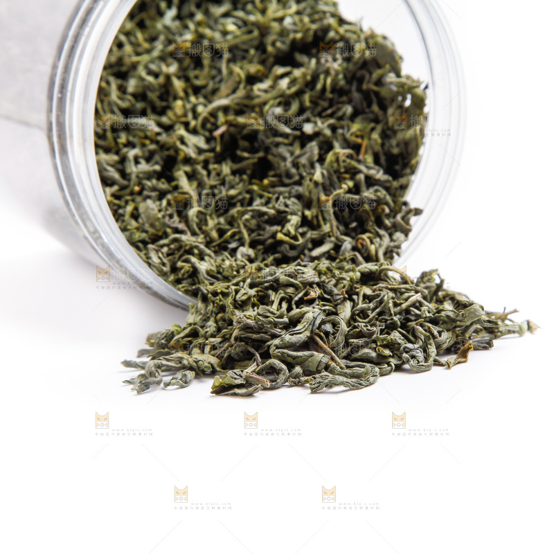 白底上摆放着绿茶