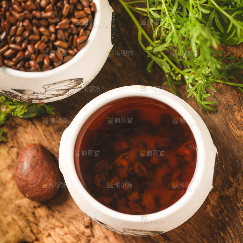 杯子里装着决明子茶