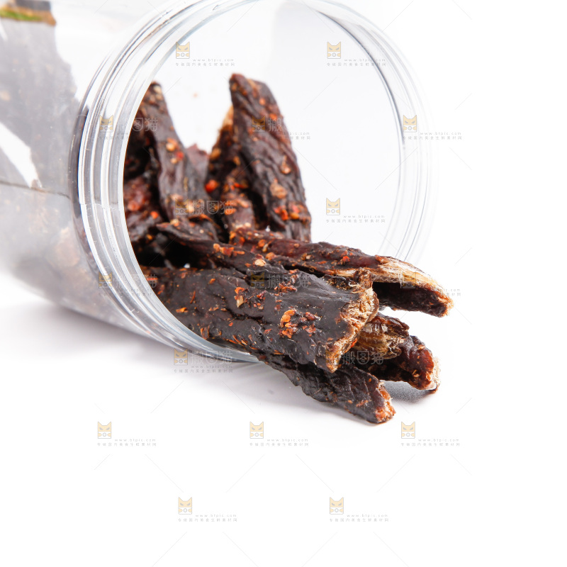 白底上放着牛肉干