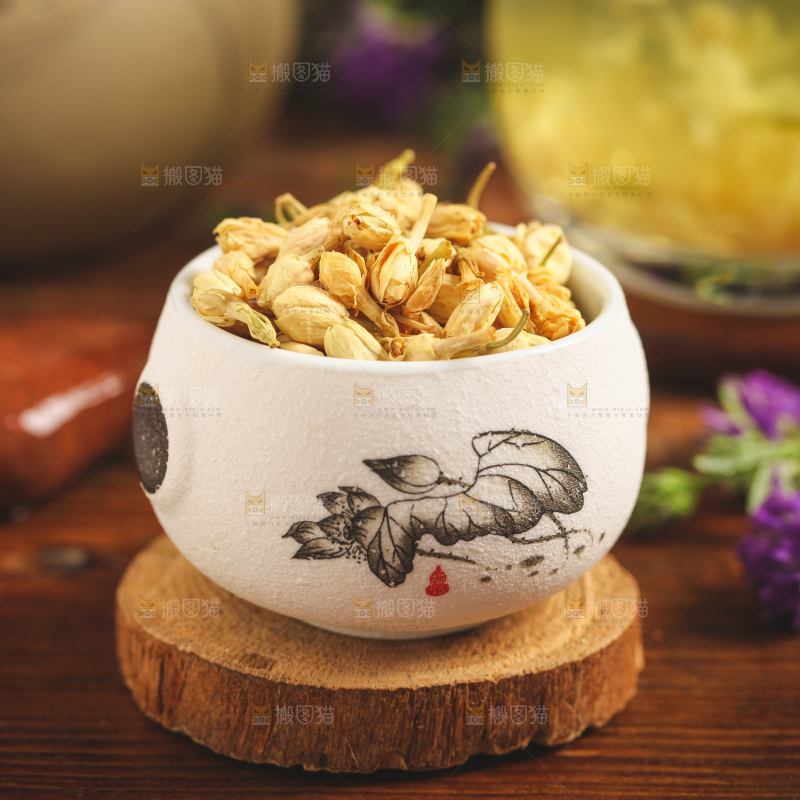 杯子里装着茉莉花