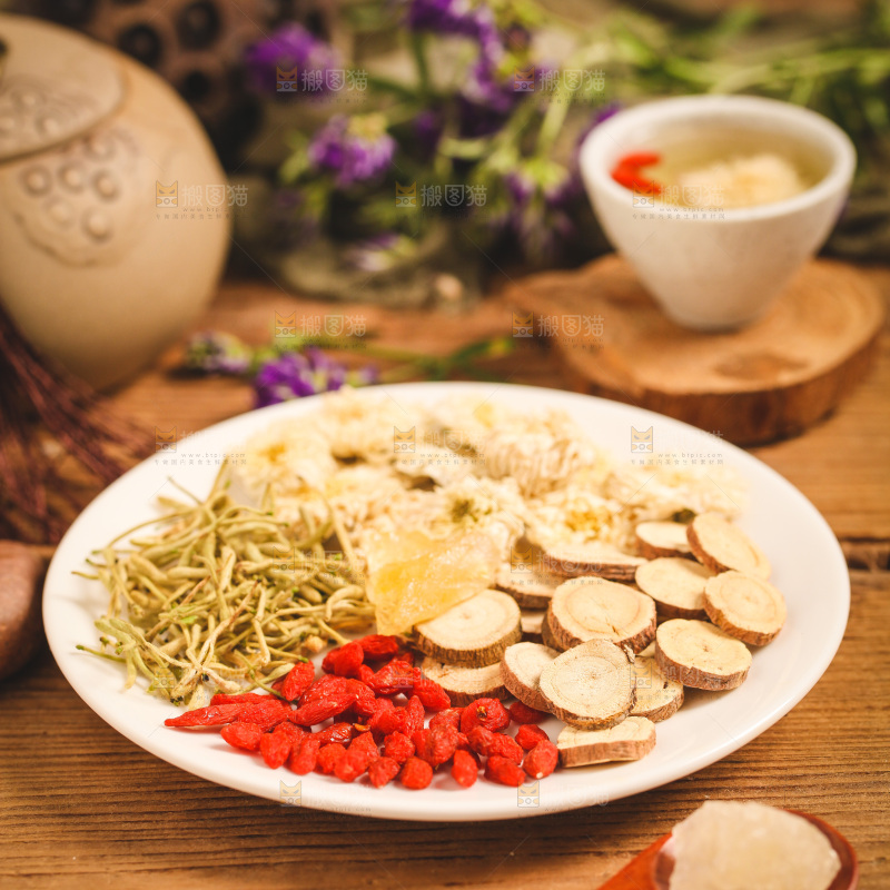 盘子里装着花茶食材