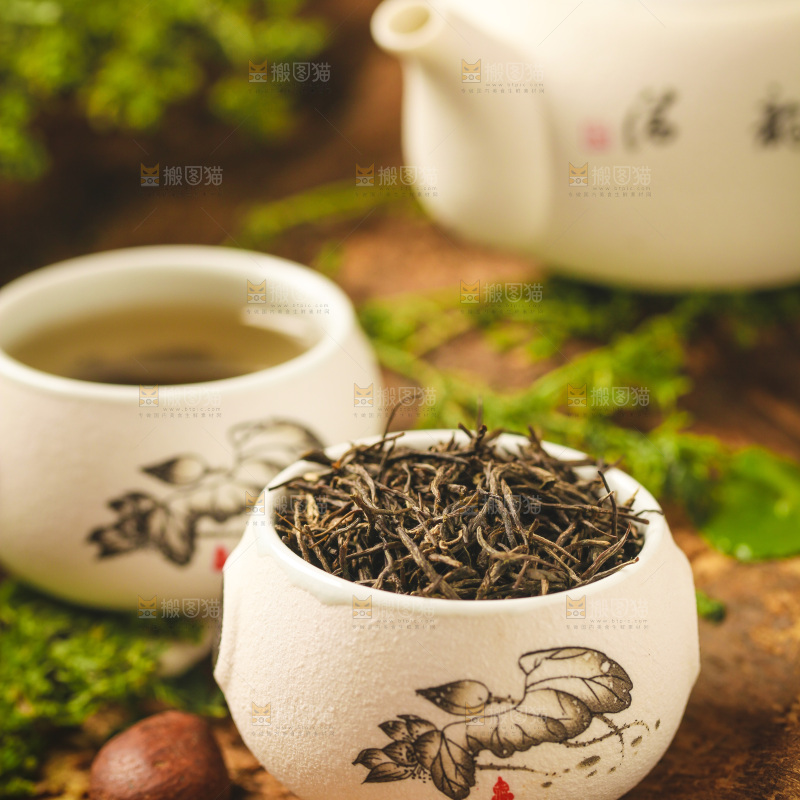 杯子里装着毛尖茶茶叶