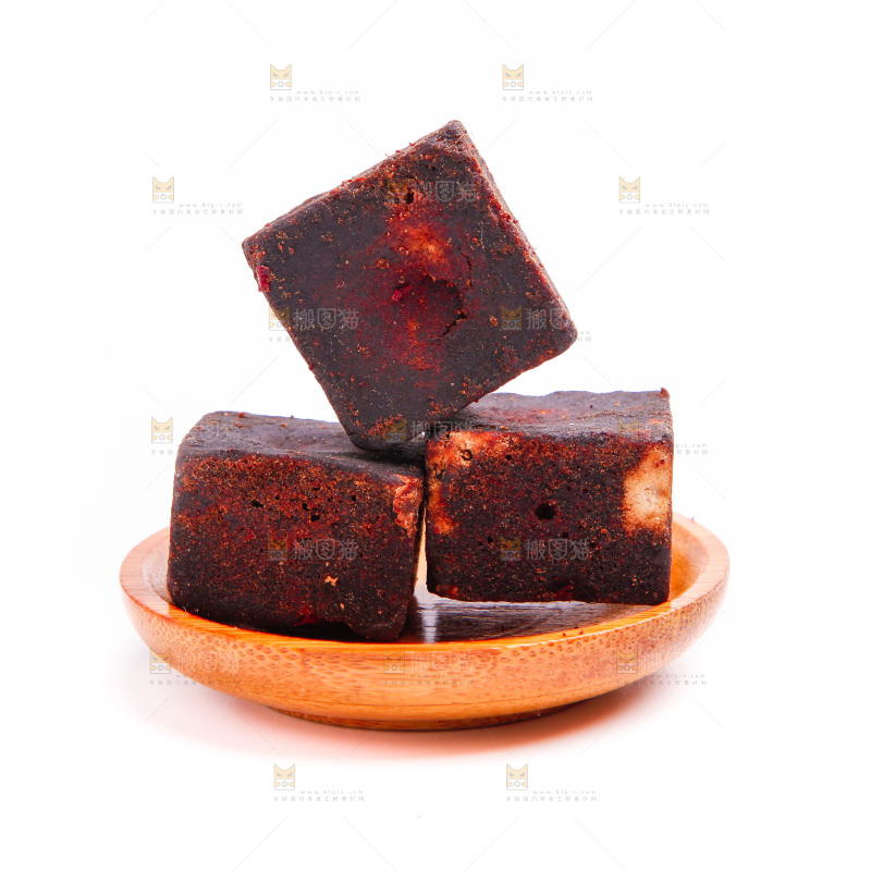 盘子里装着玫瑰红糖块