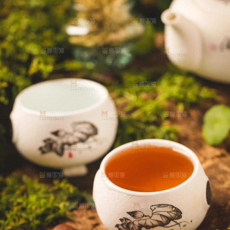 深底上放着一杯决明子茶