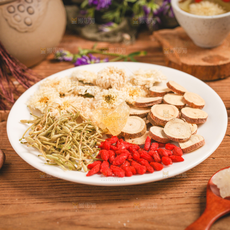 盘子里装着花茶食材