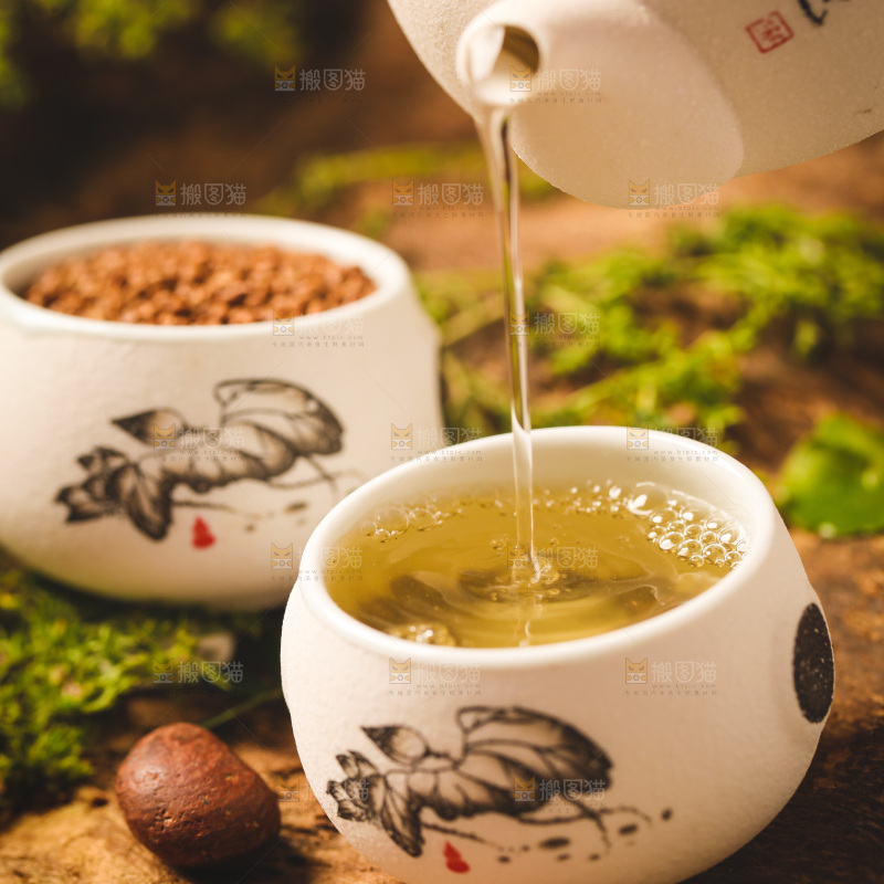 木底上放着一杯荞麦茶
