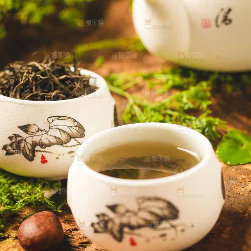 木底上放着一杯毛尖茶
