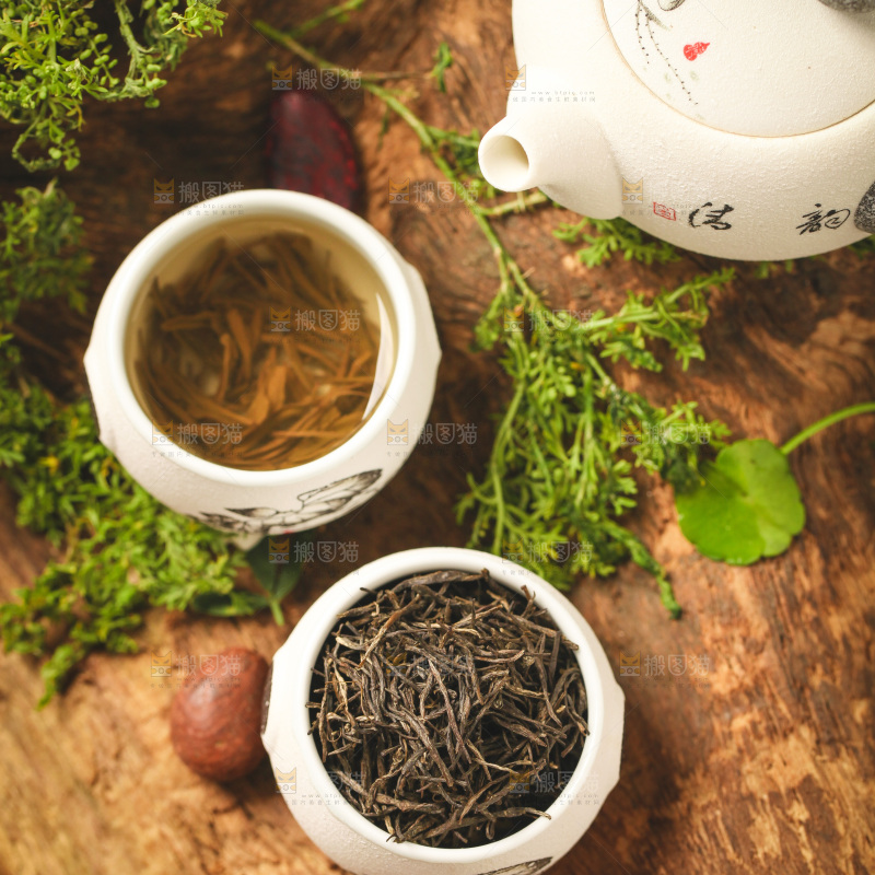 杯子里装着毛尖茶茶叶