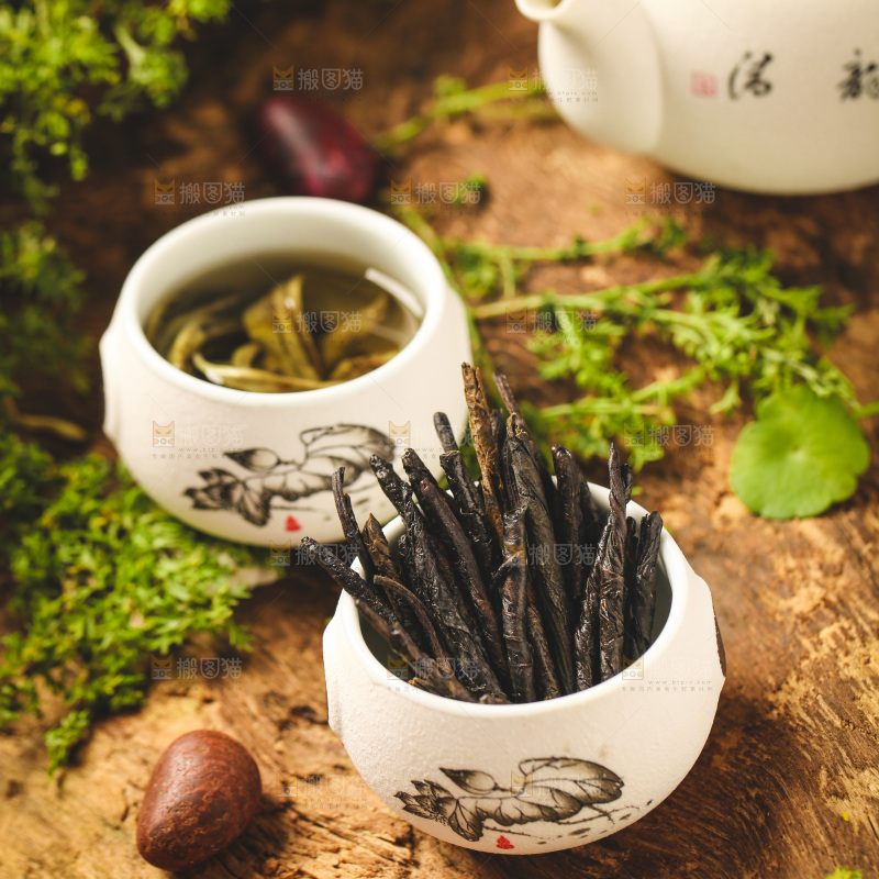 杯子里装着苦丁茶茶叶