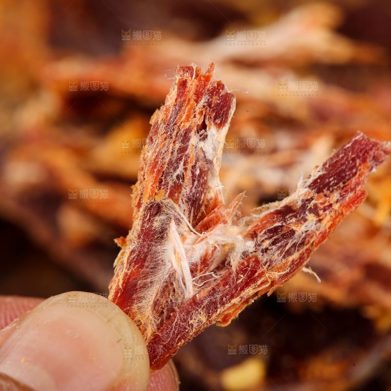 手里拿着牛肉