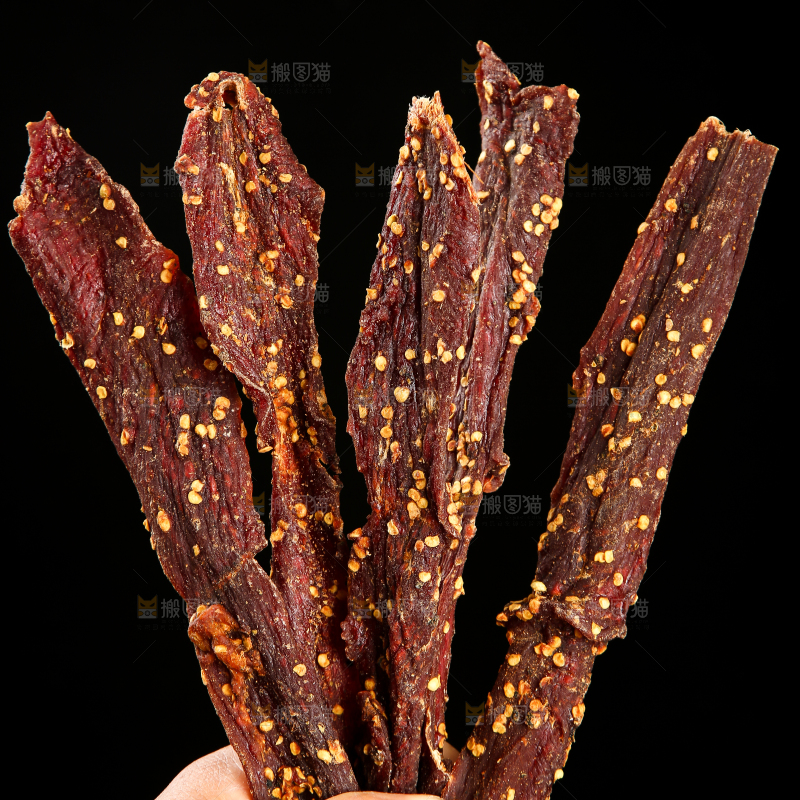 手里拿着手撕牛肉干