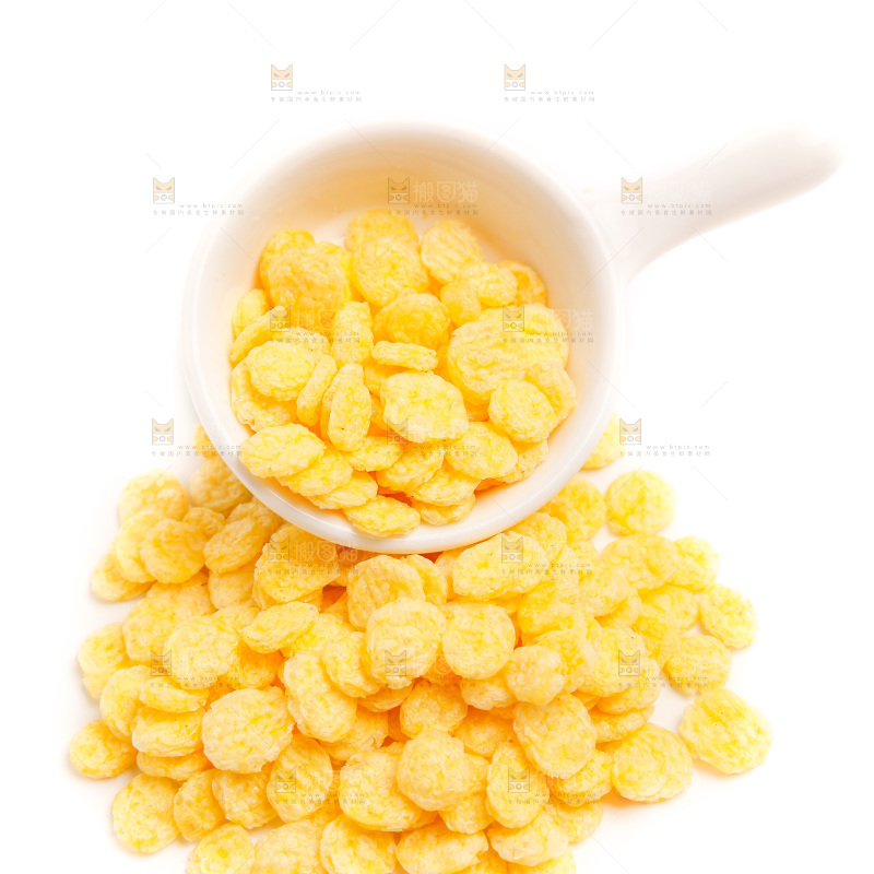 白底上摆放着玉米片