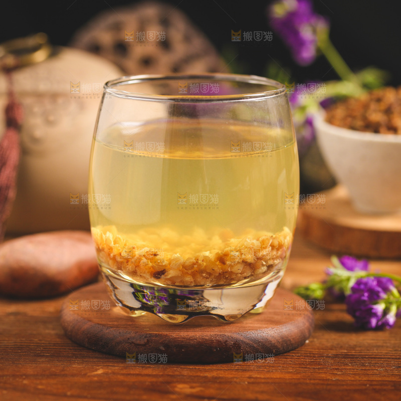 木底上放着一杯荞麦茶