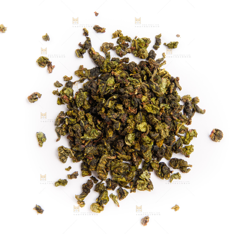 白底上放着乌龙茶