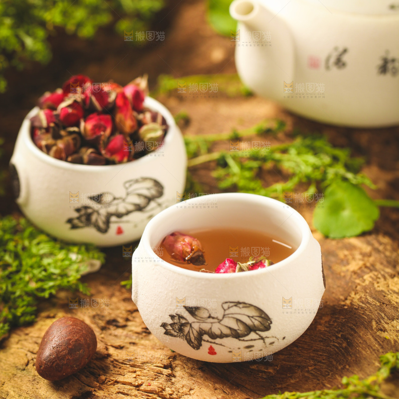 深底上放着一杯玫瑰花茶