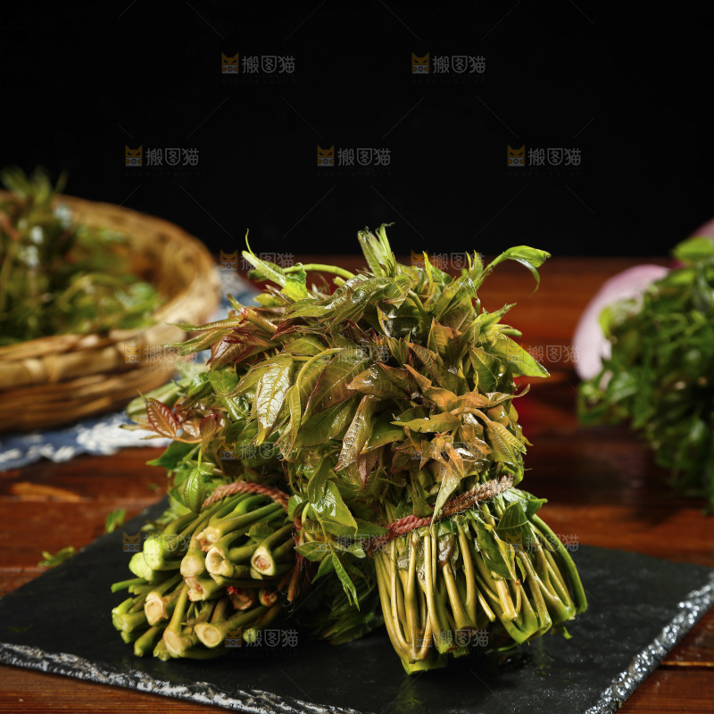 黑石底上摆放着香椿芽