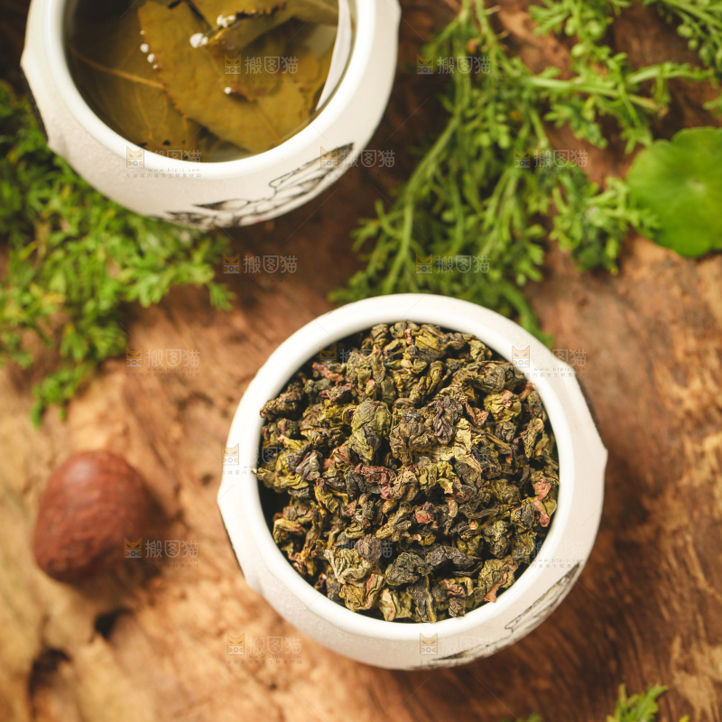 杯子里装着乌龙茶茶叶