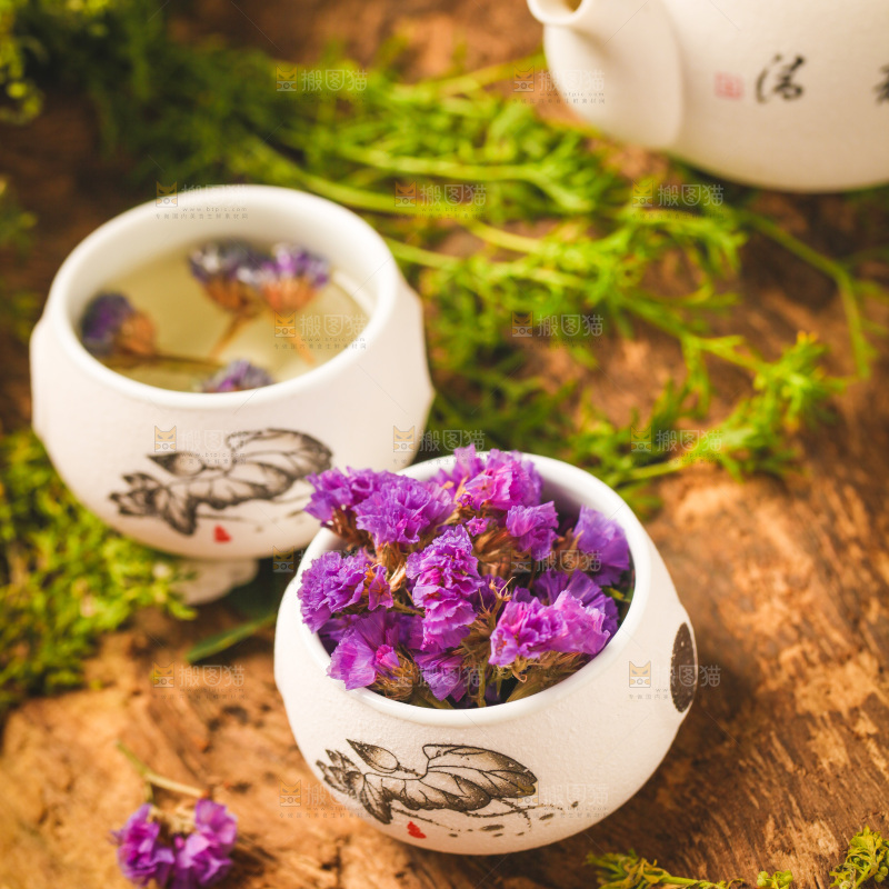 杯子里装着勿忘我花