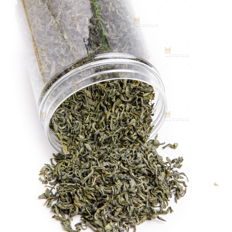 白底上摆放着绿茶