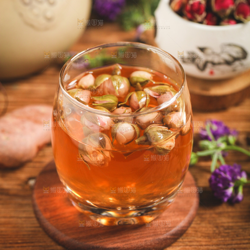 深底上放着一杯玫瑰花茶