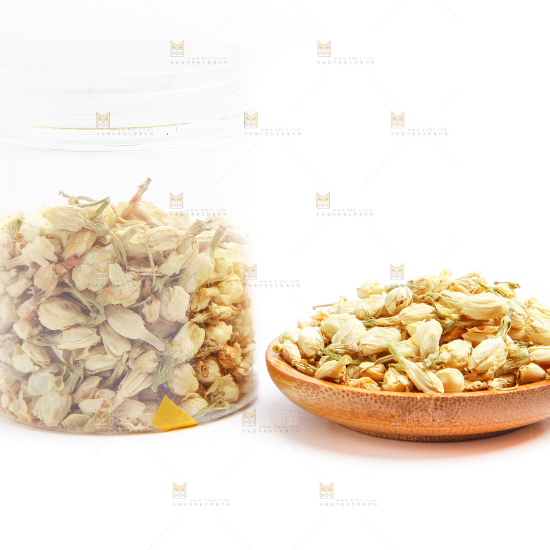 碟子里装着茉莉花茶