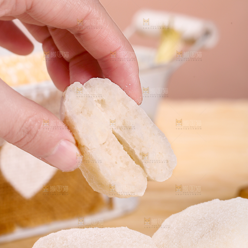 手里拿着糍粑