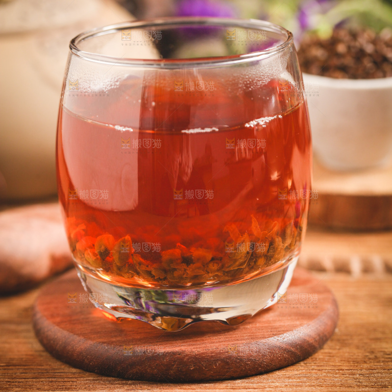 木底上放着一杯决明子茶