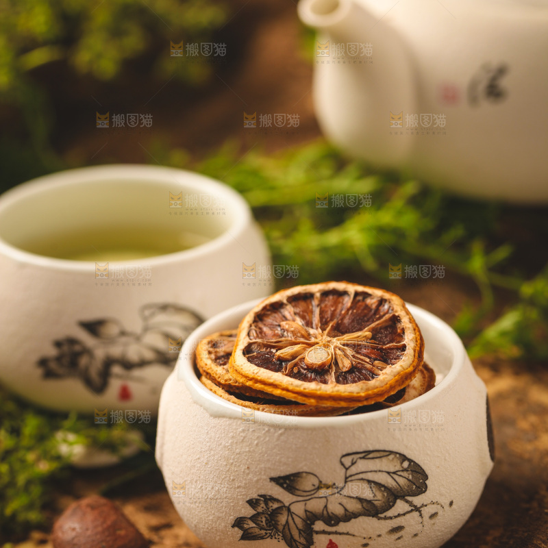 杯子里装着干柠檬片
