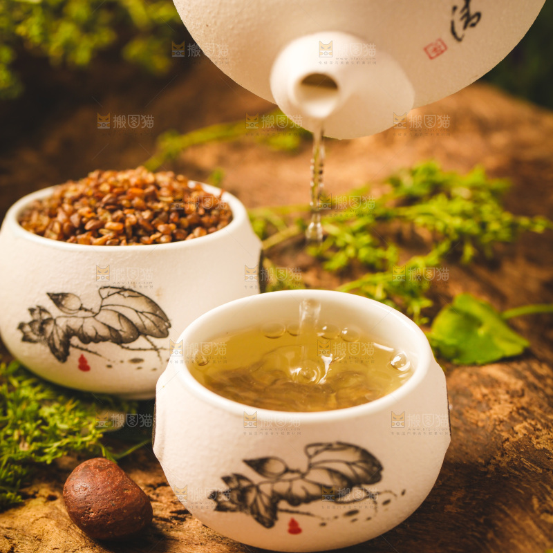 木底上放着一杯荞麦茶