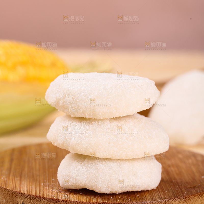 木板上放着糯米糍粑