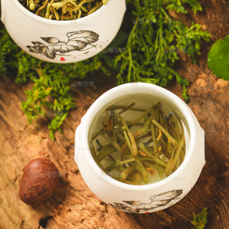 木底上放着一杯金银花茶