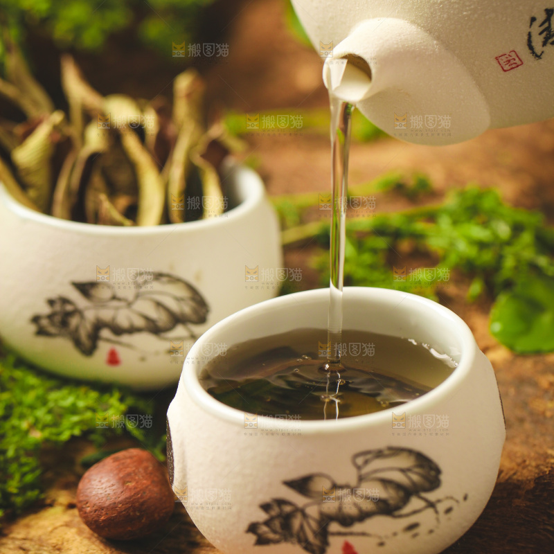 木底上放着一杯芦荟茶