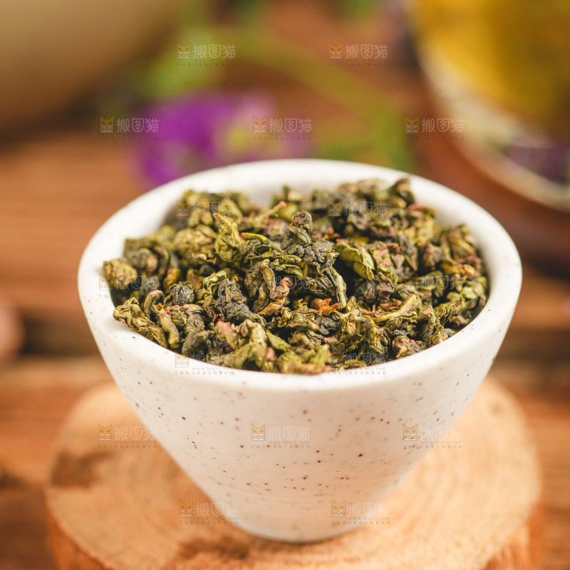 杯子里装着乌龙茶茶叶