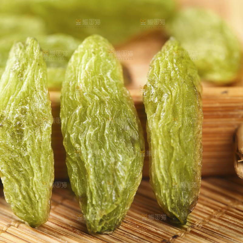 竹底上的绿葡萄干
