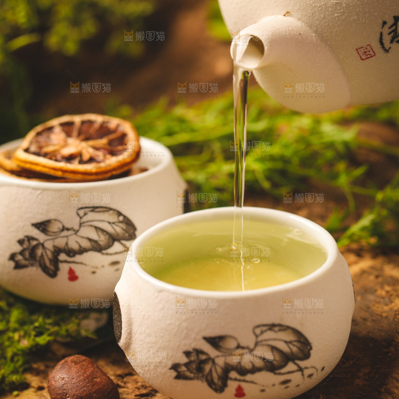 木底上放着一杯柠檬泡水