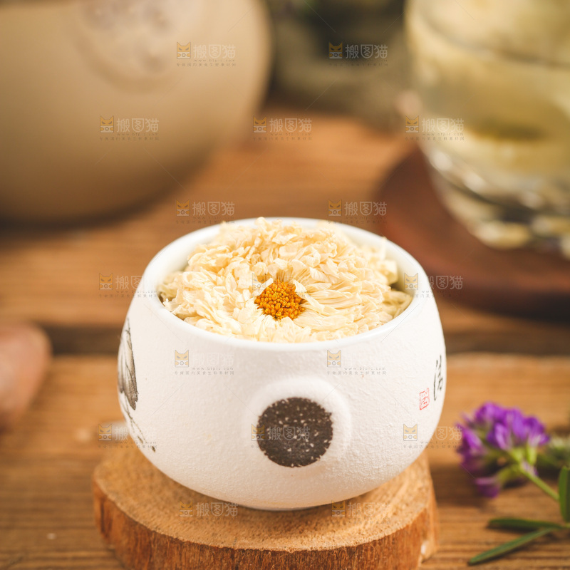 杯子里放着白菊花