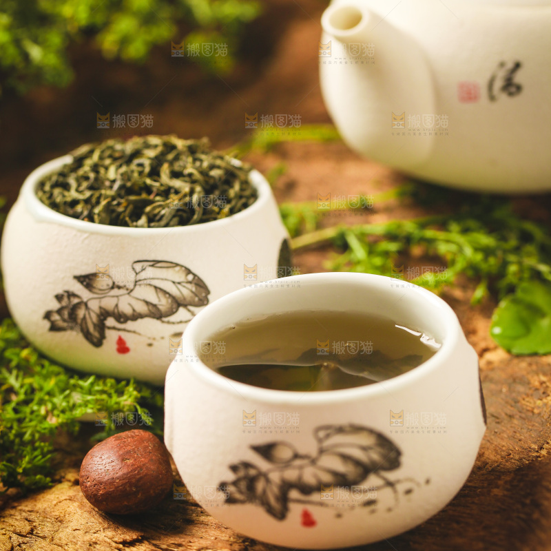木底上放着一杯绿茶