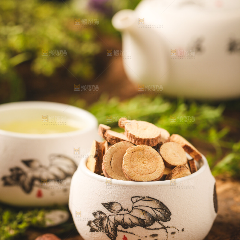 杯子里装着甘草片