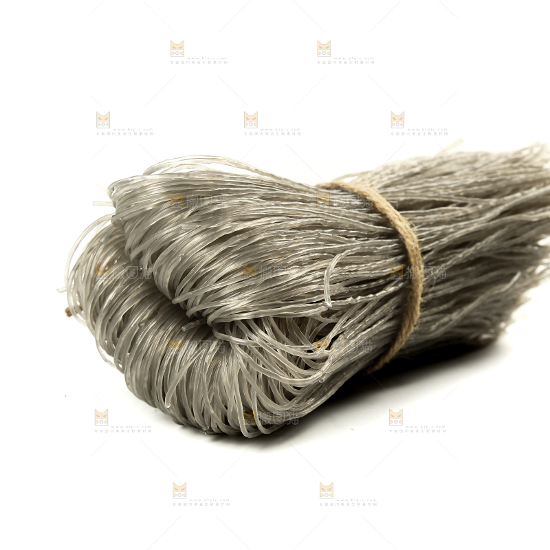 红薯粉丝摆放在白底上