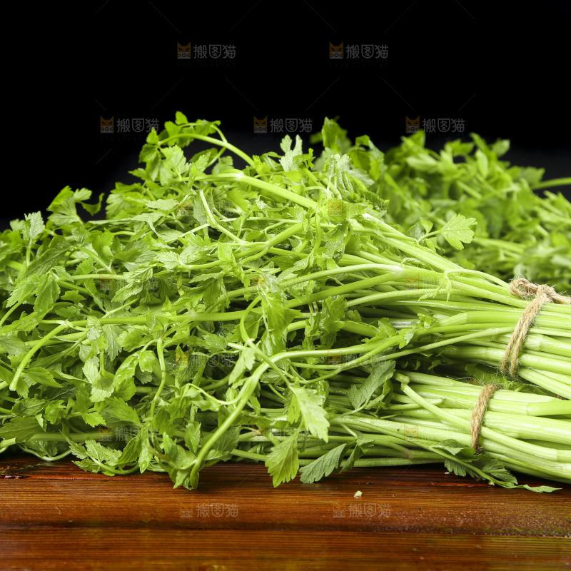 木底上放着水芹菜