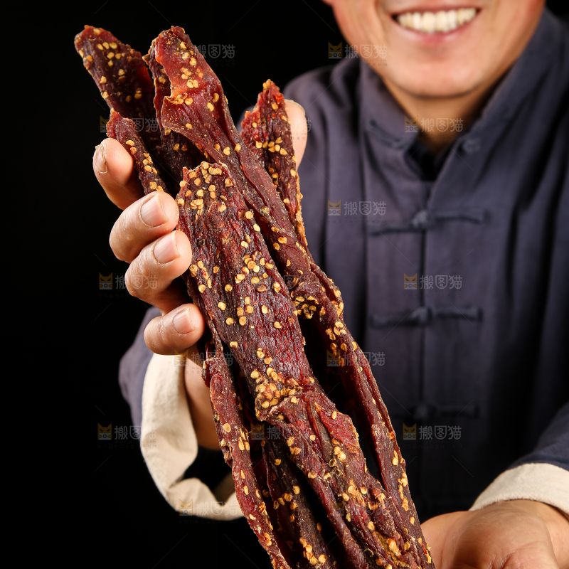 手里捧着牛肉干