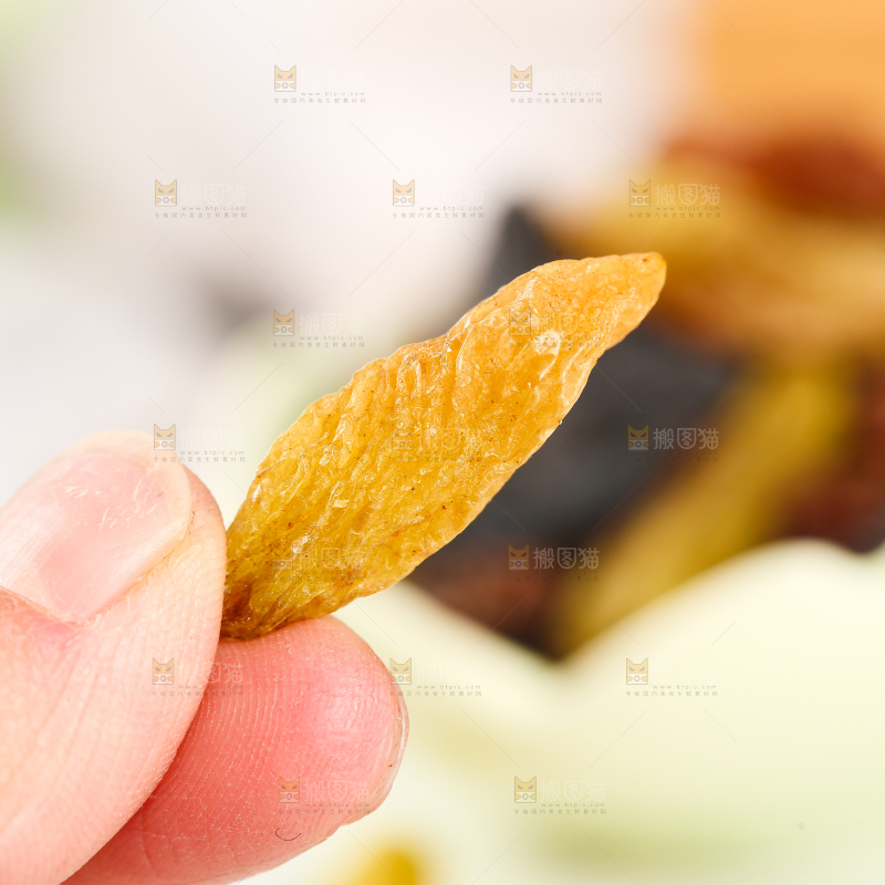 手里拿着树上黄葡萄干