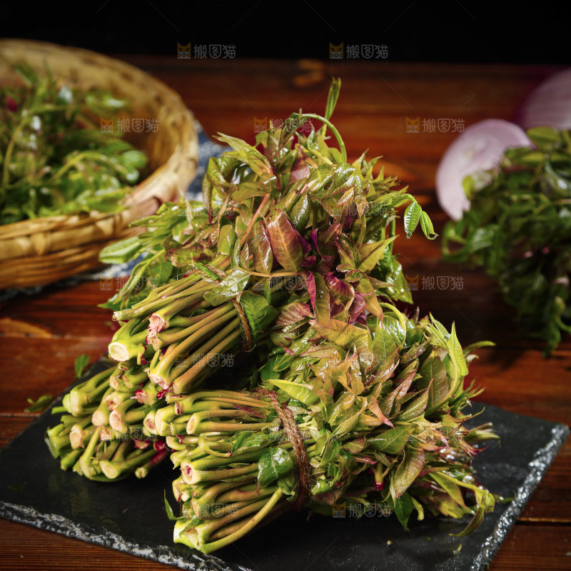黑石底上摆放着香椿芽
