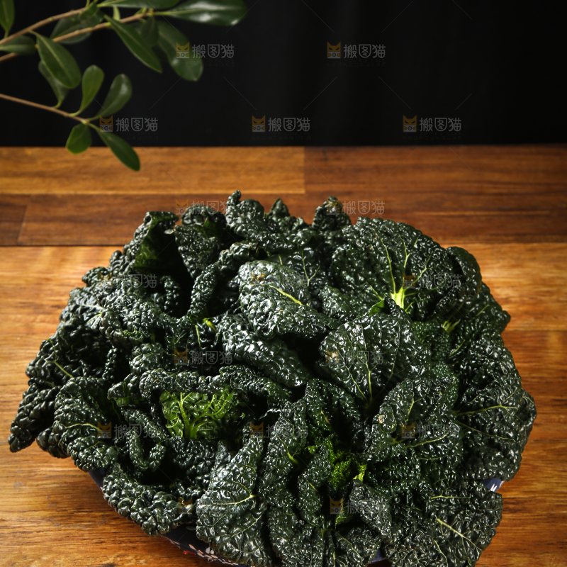 木底上放着一篮泡泡菜