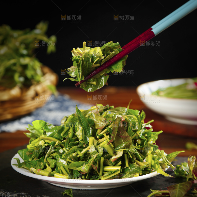 筷子上夹着香椿
