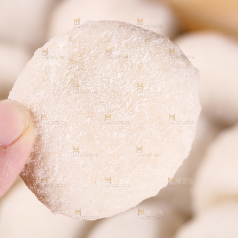 手里拿着糍粑