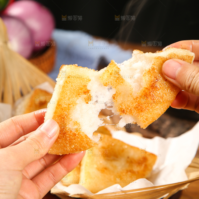 手里拿着糍粑